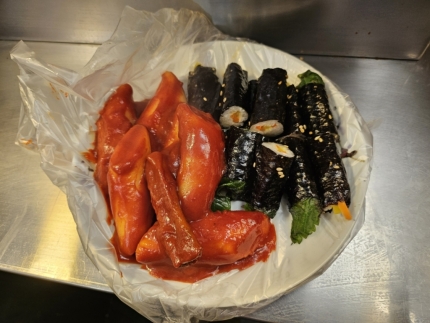오늘 기자가 광장시장에서 6000원치 구입한 떡볶이 김밥 | 인스티즈