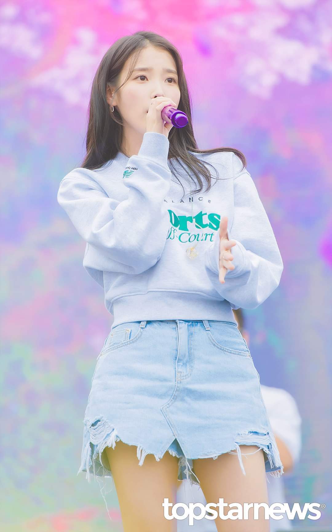 오랜만에 보라색 마이크들고 행사뛴 오늘자 아이유 .jpg | 인스티즈