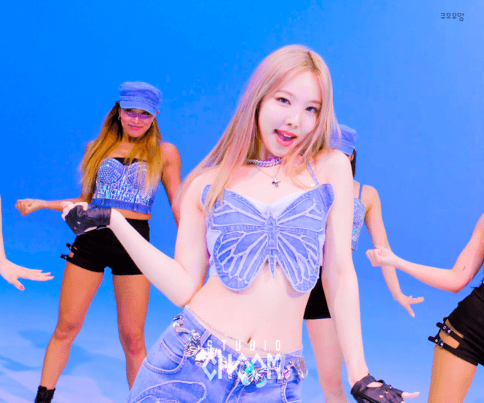 시원해 보이는 파랑옷 입은 스튜디오춤 나연+비하인드.gif | 인스티즈