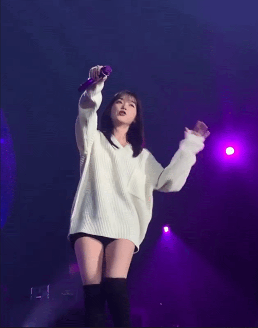 바로 아래서 보는 아이유 .gif | 인스티즈