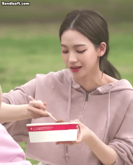 한강에서 라면 먹는 카리나.gif | 인스티즈