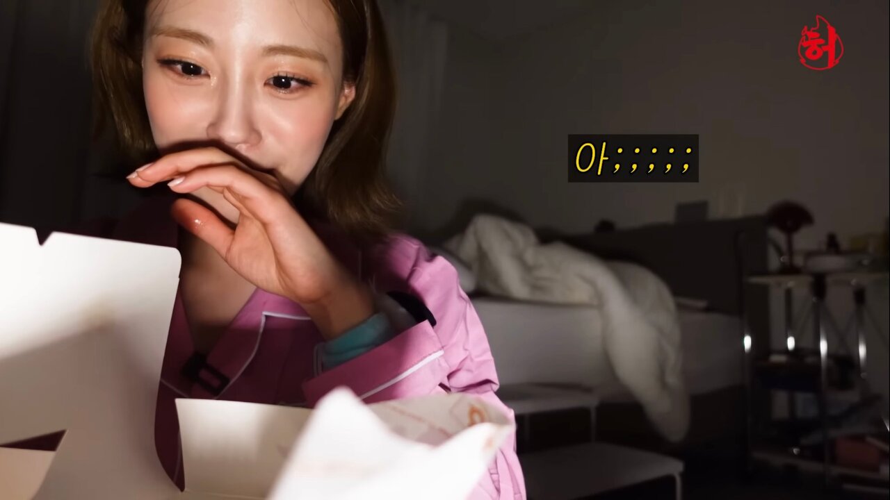 친언니 방에서 몰래 치킨 먹기 시도하는 허영지 | 인스티즈