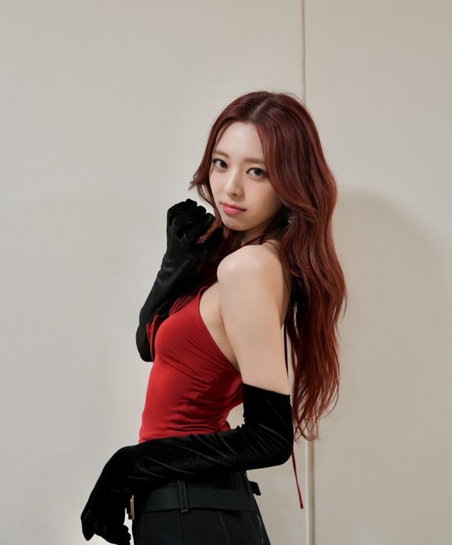 매혹적인 붉은 의상의 유나.gif | 인스티즈