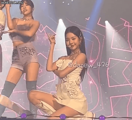무대 위에서 팬서비스 하는 아이브 장원영.gif | 인스티즈