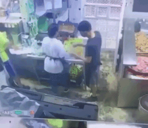 갑자기 가슴 통증을 호소하는 직원.gif | 인스티즈