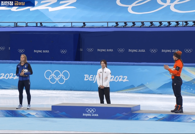 시상대 가장 높은 자리에 올라서는 최민정.gif | 인스티즈