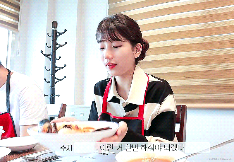 촬영 들어가기전 잠깨려고 계속 먹는 수지.gif | 인스티즈