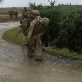 군필자들 PTSD 오는 완전 군장 행군.jpgif | 인스티즈