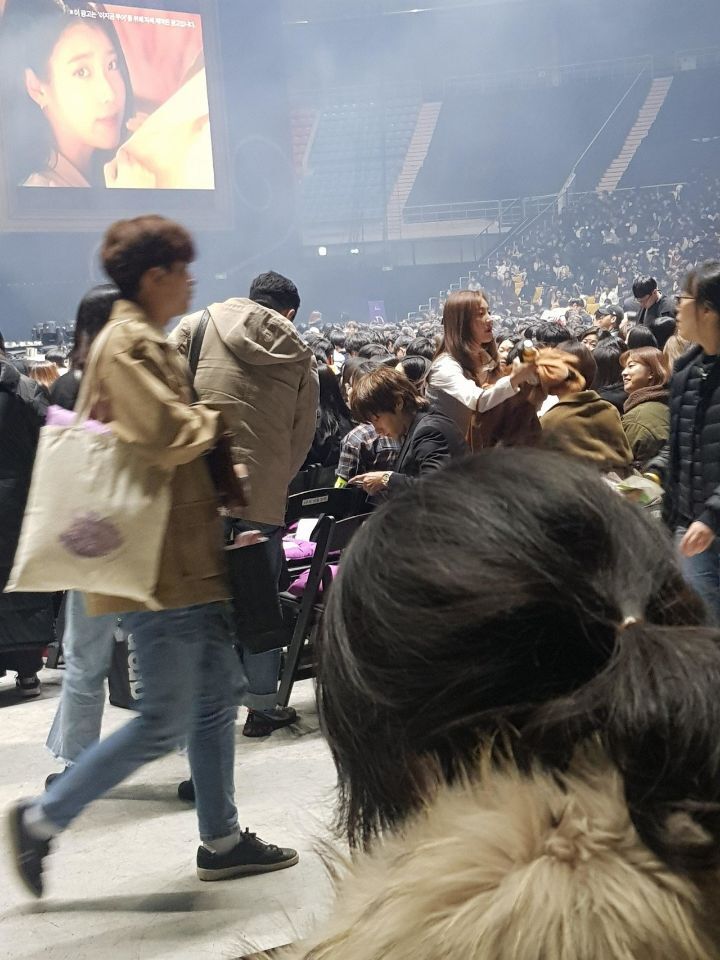 스태프가 너무 힘들어해서 멈췄던 아이유 콘서트 | 인스티즈