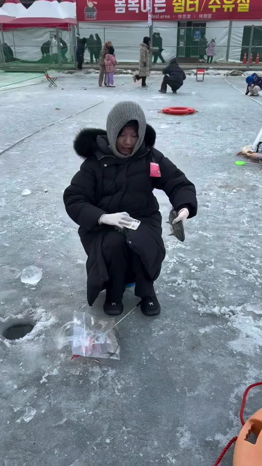 ???: 이거 내가 잡았어. 엄청 크지. 어? | 인스티즈