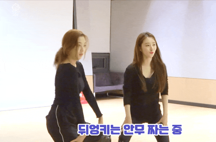 여자끼리 가슴 닿았을 때 반응.gif | 인스티즈