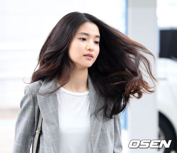 머리숱이 많아서 나눠주고 싶다는 김태리ㄷㄷ.jpgif | 인스티즈