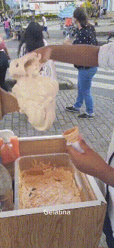 맨손으로 집어서 주는 길거리 아이스크림가게.gif | 인스티즈