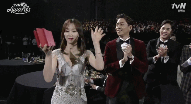 tvn 10주년 시상식 .gif | 인스티즈