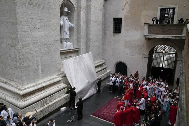 카톨릭교회 역사상 최초 성 베드로 성전에 설치된 아시아 성인의 성상 | 인스티즈