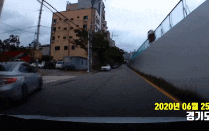 요즘 도심에서 운전할 때 심쿵하는 이유.gif | 인스티즈