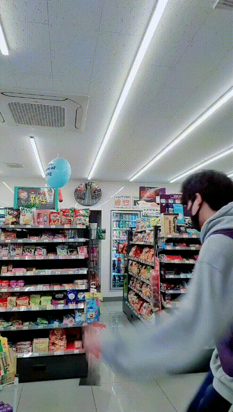 편의점 사장님이 야간마다 CCTV돌리는 이유.gif | 인스티즈