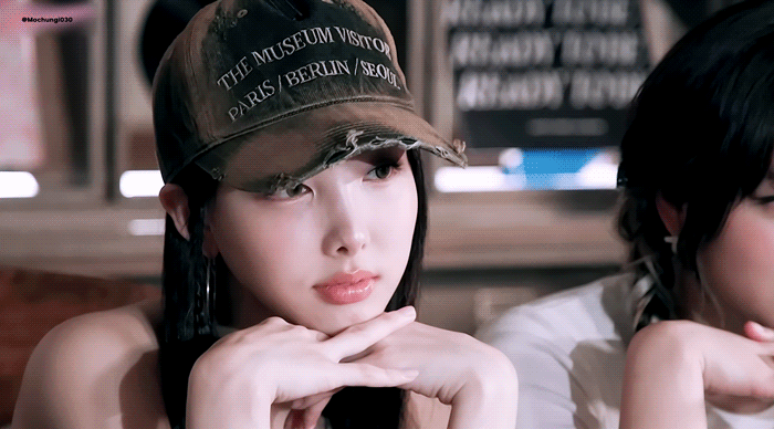 시크하게 입고 화보 찍는 트와이스 8주년 MD비하인드.gif - 웃긴자료 ..., حجم الصورة 700x388