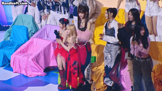 아이브가 대상받고 울자 스태프에게 휴지를 요청하는 뉴진스...gif | 인스티즈