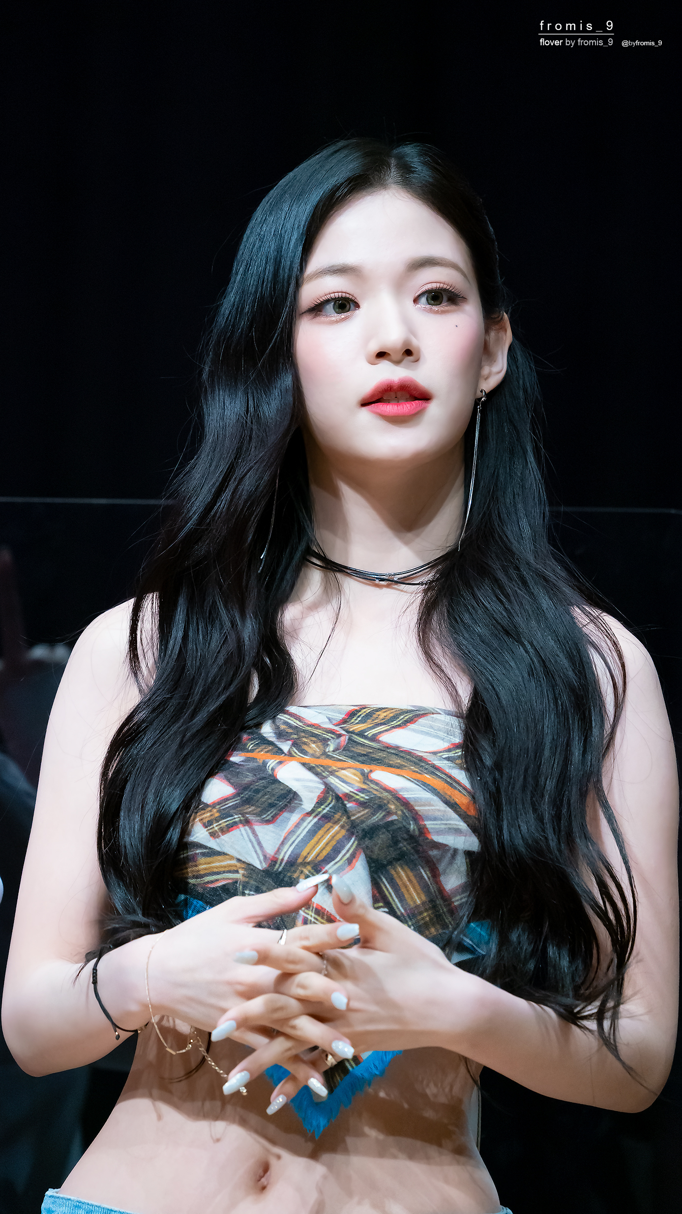 여자 손바닥 만한 프로미스나인 이채영 허리 