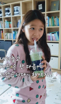 구독자 삼촌들한테 감사 인사하는 유튜버 딸.gif | 인스티즈