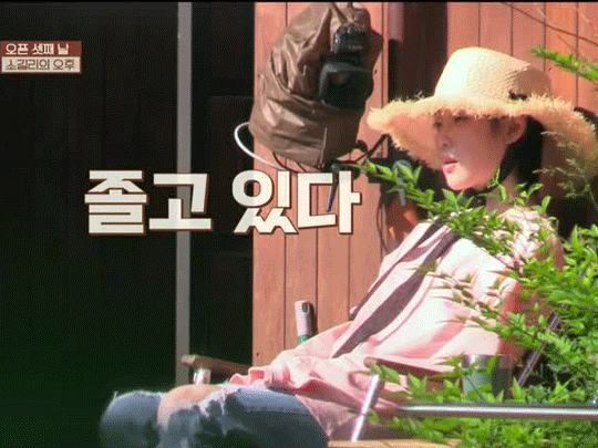 무방비한 모습 담겨서 당황한 아이유 | 인스티즈