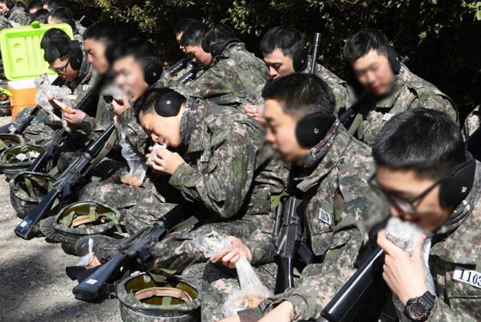 군대 비닐밥.gif | 인스티즈