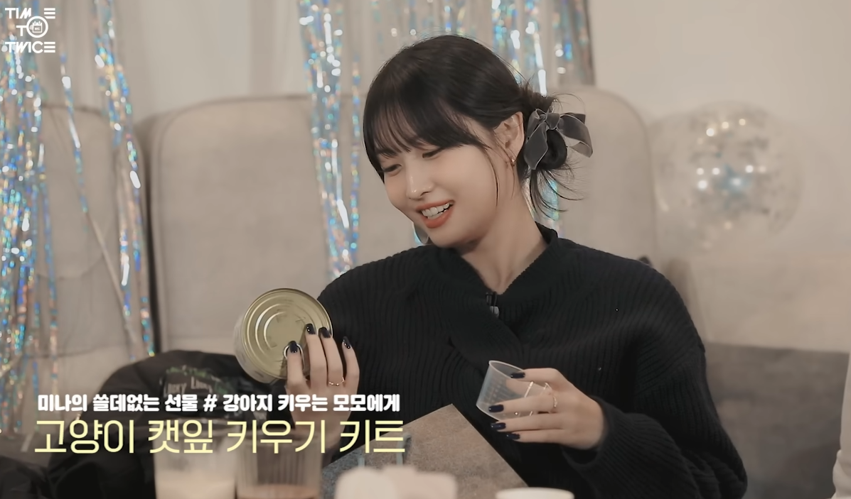 애매하게 쓸데없는 선물 주고받는 트와이스.jpgif | 인스티즈