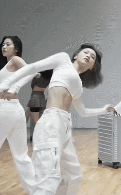 몸매 은근 섹시한 르세라핌 김채원.gif | 인스티즈