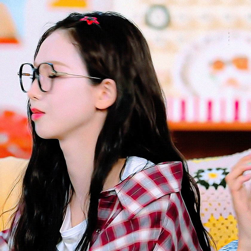 뿔테 안경 너드녀 컨셉 카리나.mp4jpgif | 인스티즈
