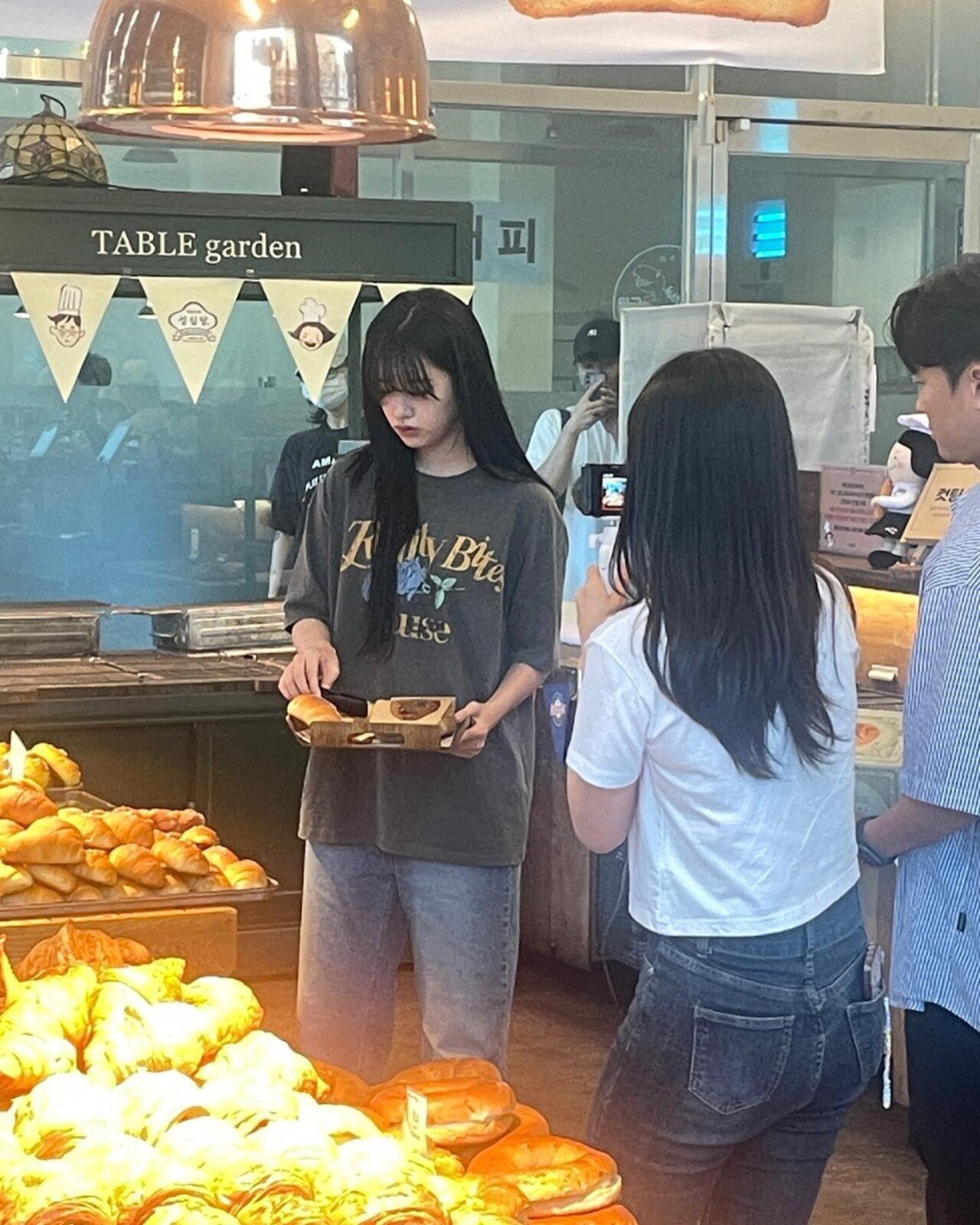 성심당 빵을 털고있는 대전의 딸 아이브 안유진 | 인스티즈