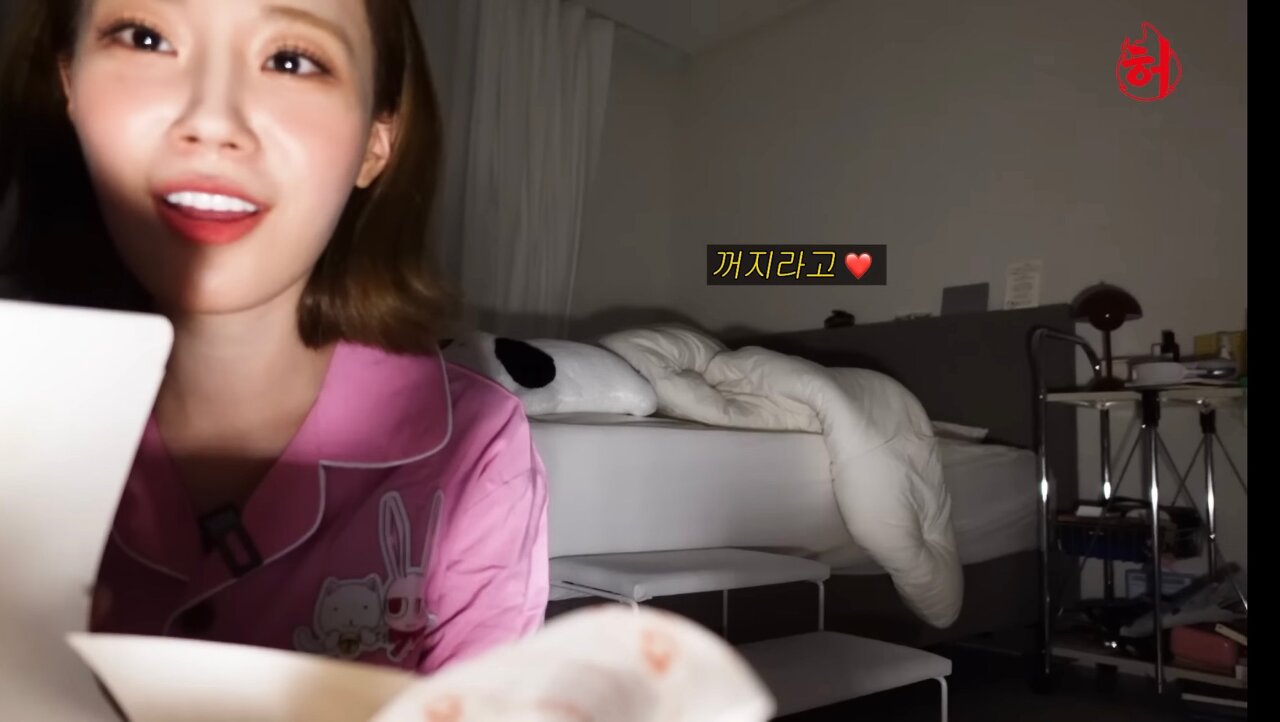 친언니 방에서 몰래 치킨 먹기 시도하는 허영지 | 인스티즈