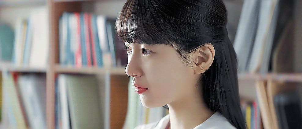 새 드라마에서 교복 입은 수지.gif | 인스티즈