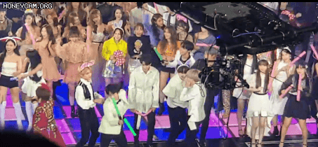 BTS 진, 연말 음악프로에서 동료 가수에게 다정하게 팔짱끼는 모습에 해외팬들 궁금증 폭발 | 인스티즈