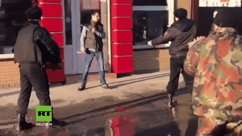 자살하려는 청년을 제지하는 러시아사람들 | 인스티즈