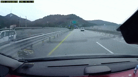 도로에서 한시도 한눈 팔면 안되는 이유.GIF | 인스티즈