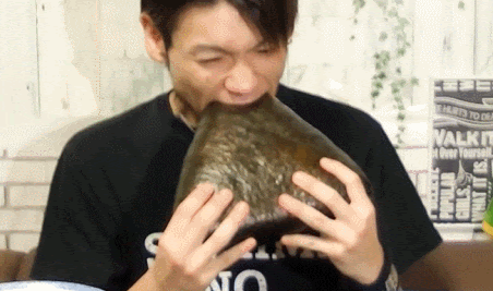 겨우 삼각김밥 2개 가지고 먹방 .gif | 인스티즈
