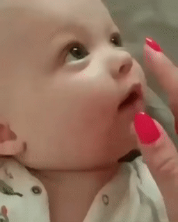 엄마 손길에 잠드는 아기 | 인스티즈