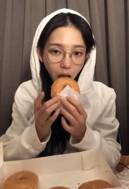 크리스피 도넛 먹는 카리나.gif | 인스티즈