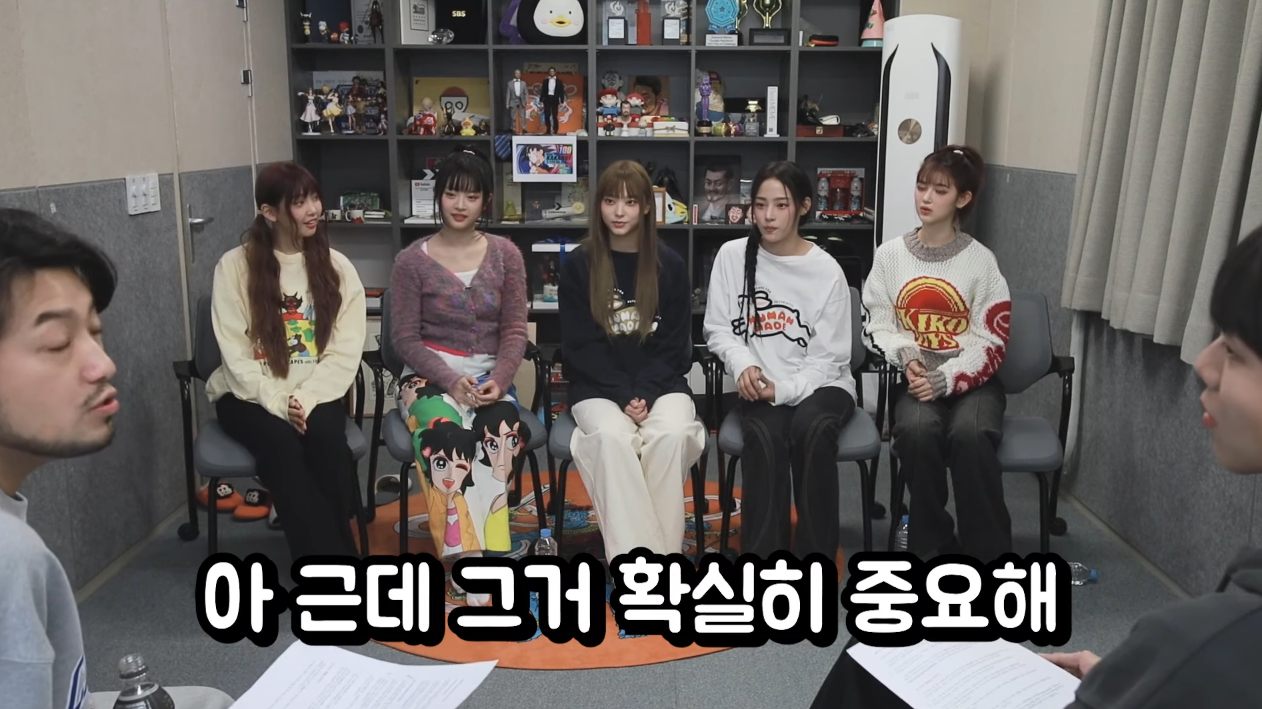 막내에게 현명한 모습 보여주는 뉴진스의 맏이 민지.jpg | 인스티즈