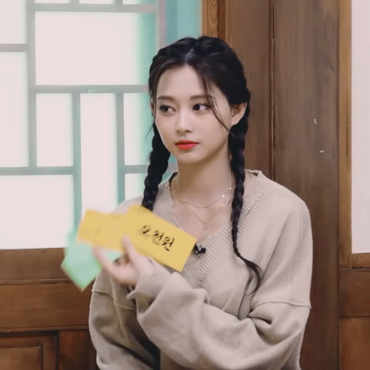 요상한 자세로 투호하는 트와이스.gif | 인스티즈