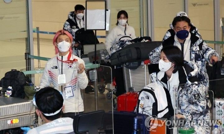 혼자 메달 목에걸고 입국하는 곽윤기 | 인스티즈