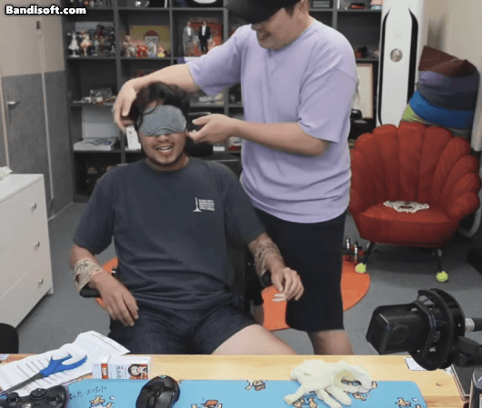 침착맨 입 안에 알보칠 바르는 김풍.gif | 인스티즈