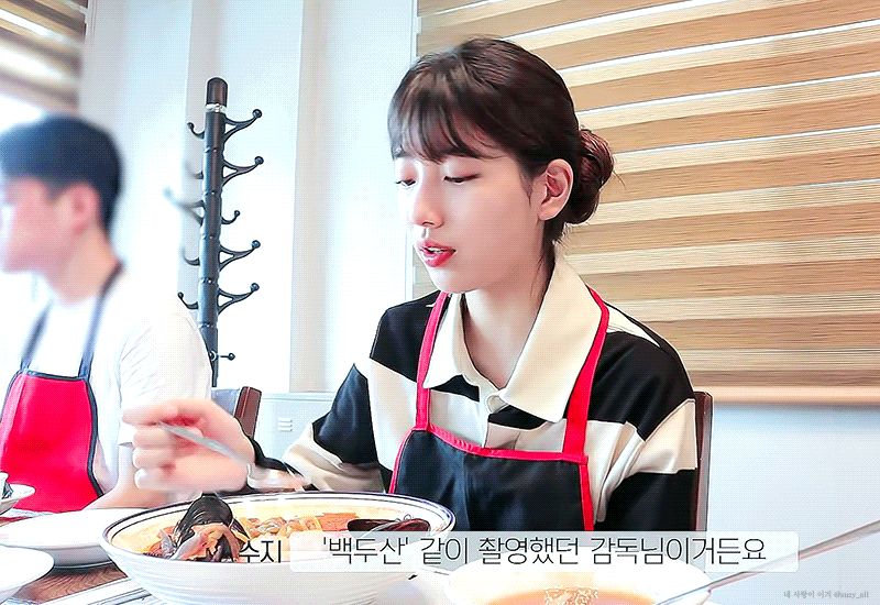 촬영 들어가기전 잠깨려고 계속 먹는 수지.gif | 인스티즈