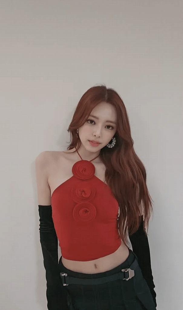 매혹적인 붉은 의상의 유나.gif | 인스티즈