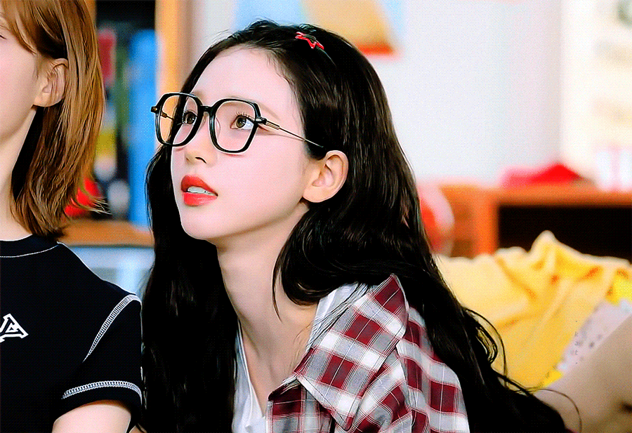 뿔테 안경 너드녀 컨셉 카리나.mp4jpgif | 인스티즈