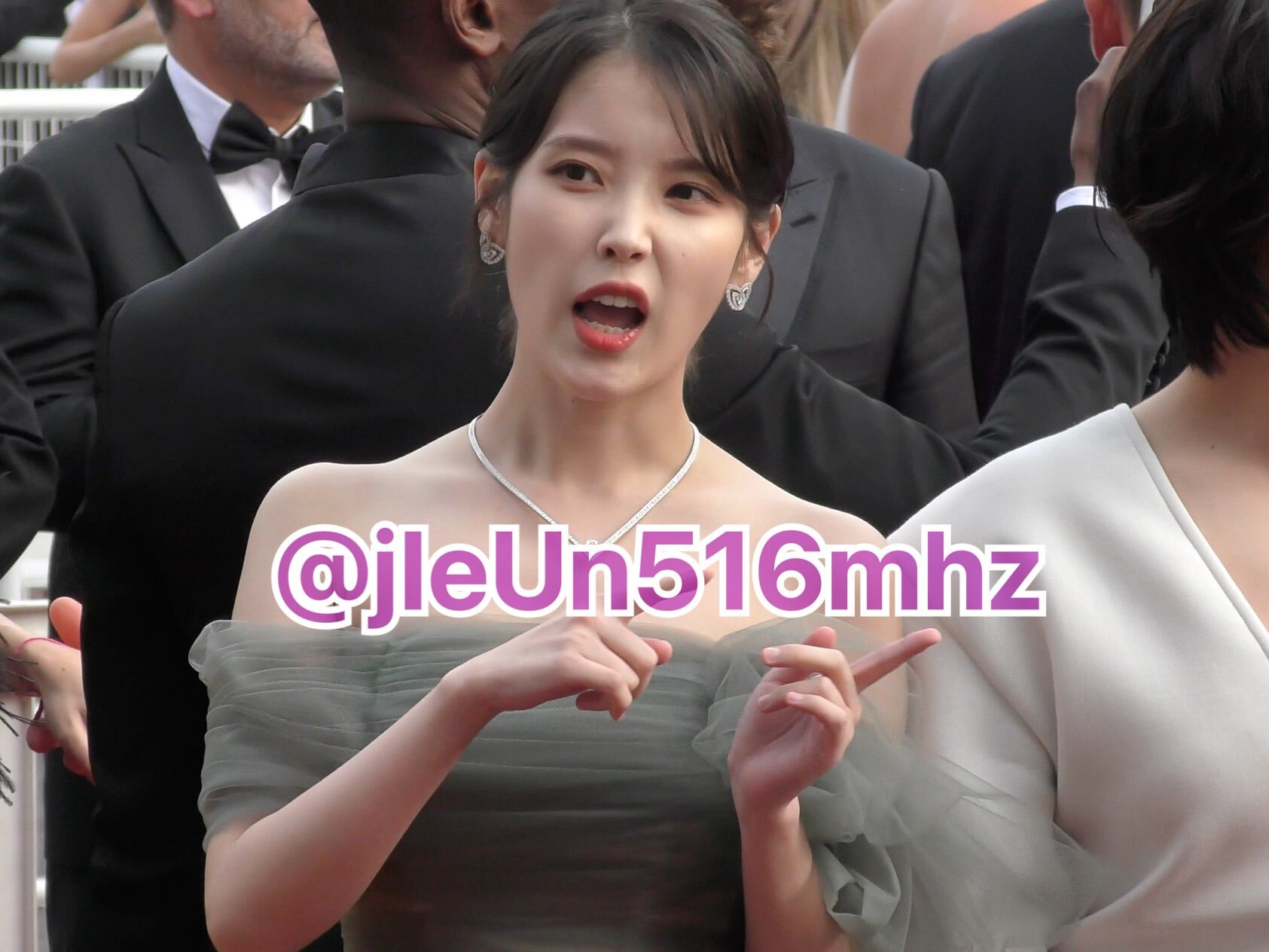 칸 영화제에서 팬 만난 아이유 | 인스티즈