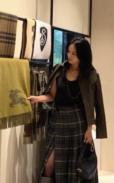 버버리 옷 가격표 보고 놀라는 탕웨이.GIF | 인스티즈