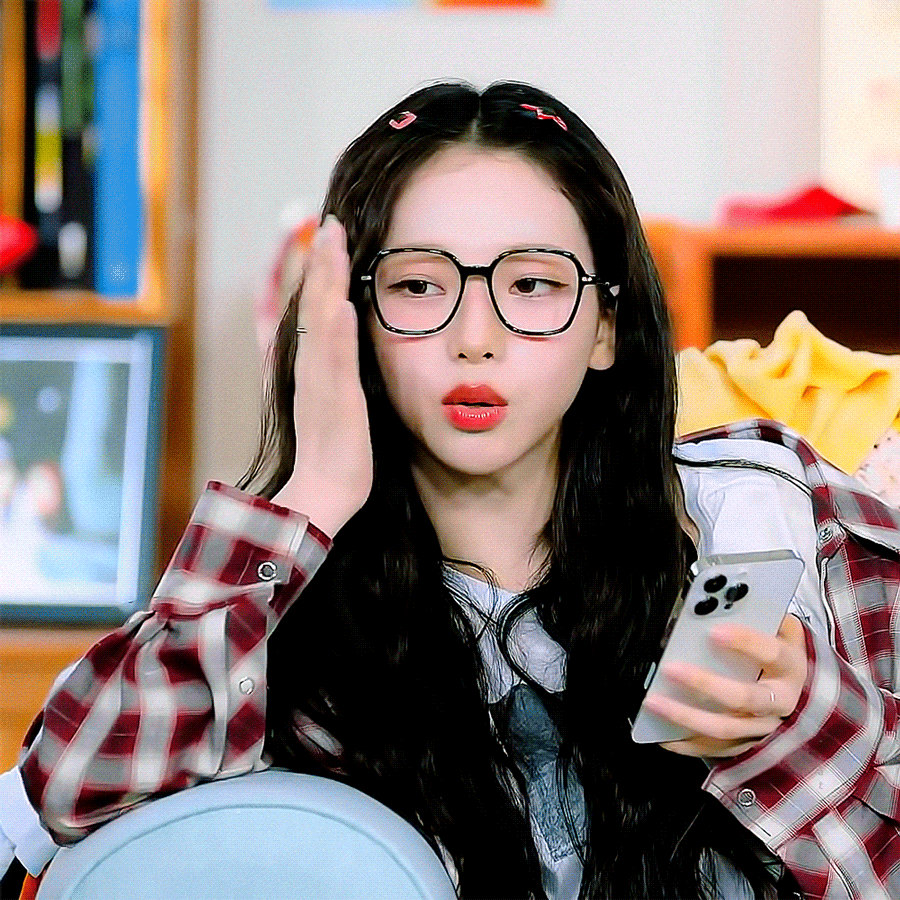 뿔테 안경 너드녀 컨셉 카리나.mp4jpgif | 인스티즈