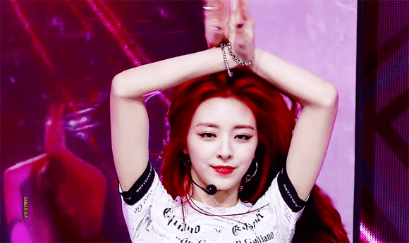 개인적으로 수지 이후 최고의 데뷔무대라고 생각하는 itzy 유나.gif | 인스티즈